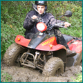 baroud land cours de pilotage quad dans la boue la roche et la foret location quad 4x4 suv