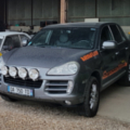 
							baroud land loue ses porsche cayenne equipés d'une préparation raid aventure neige et piste
							